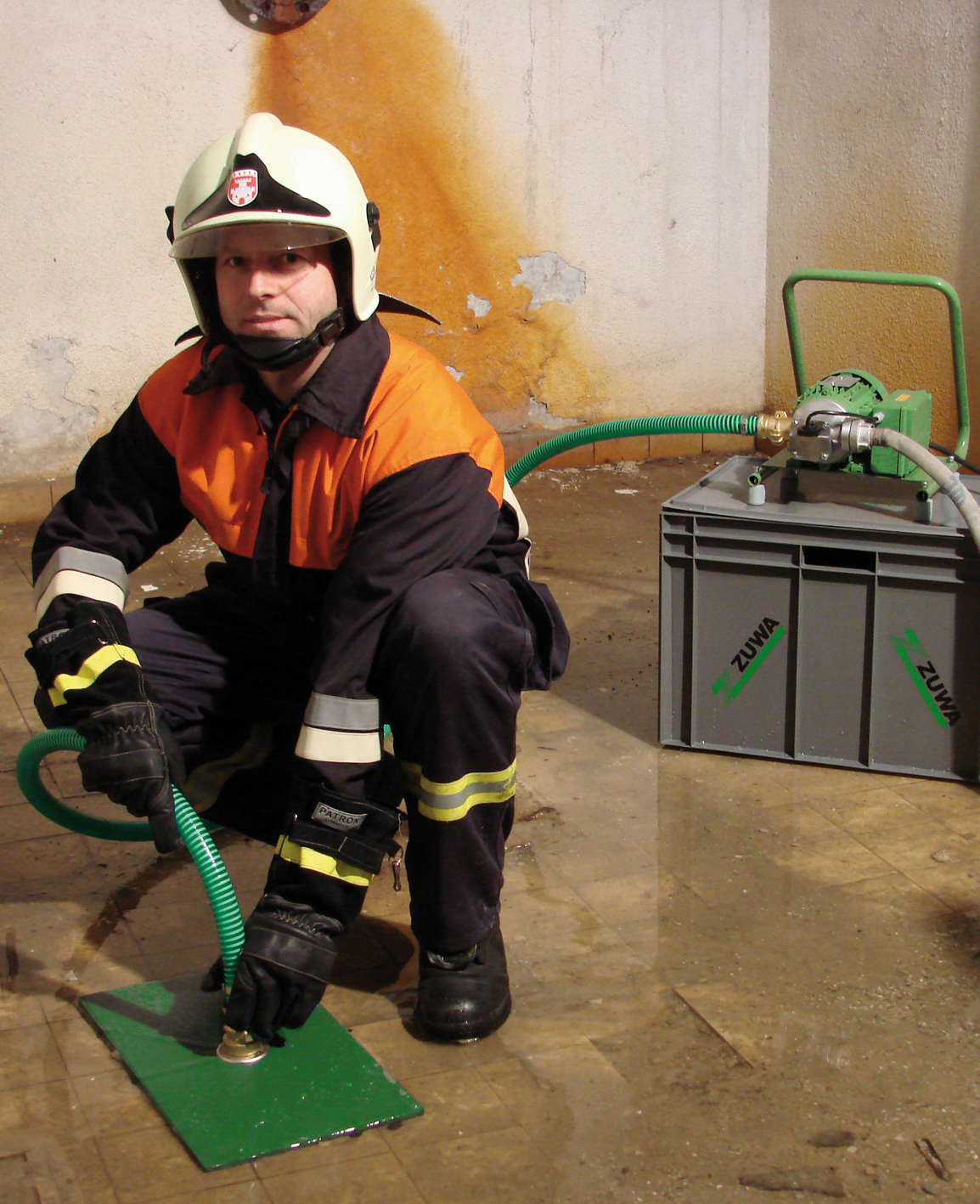 Das Öl-Absaugset bei der Feuerwehr im Einsatz. Genial nach Kellerüberschwemmungen mit beschädigten Heizöltanks.